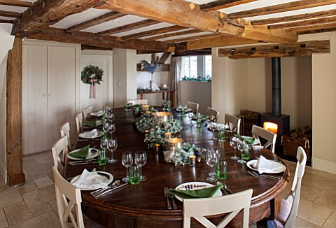 THE_FREETH_HEREFORDSHIRE_DINING_ROOM_DINING_TABLE_CHAIRS_CHRISTMAS