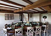 THE FREETH, HEREFORDSHIRE: DINING ROOM, DINING TABLE, CHAIRS, CHRISTMAS, PINE AND FIR WREATH