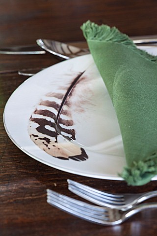 THE_FREETH_HEREFORDSHIRE_DINING_ROOM_DINING_TABLE_FEATHER_PLATE