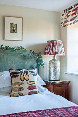 THE_FREETH_HEREFORDSHIRE_GREEN_AND_RUBY_BEDROOM_RATAN_BEDHEADS_SHOE_PRINT_CUSHIONS_THROW_TULIP_PRINT