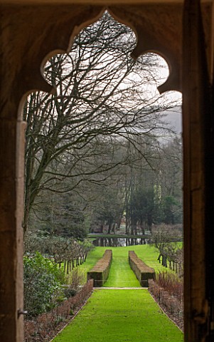 PAINSWICK_ROCOCO_GARDEN_GLOUCESTERSHIRE_VIEW_THROUGH_THE_DOOR_OF_THE_RED_HOUSE_IN_WINTER_JANUARY_FOL