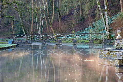 ABLINGTON_MANOR_GLOUCESTERSHIRE_VIEW_ACROSS_COLN_RIVER_TO_WOODEN_FOOT_BRIDGE_SUNRISE_CLASSIC_COUNTRY