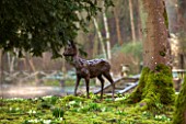 ABLINGTON MANOR, GLOUCESTERSHIRE: LIFELIKE BRONZE SCULPTURE OF ROE DEER BY HAMISH MACKIE IN WOODLAND - ORNAMENT, FOCAL POINT, SHADE, SHADY, MOSS, PRIMROSES