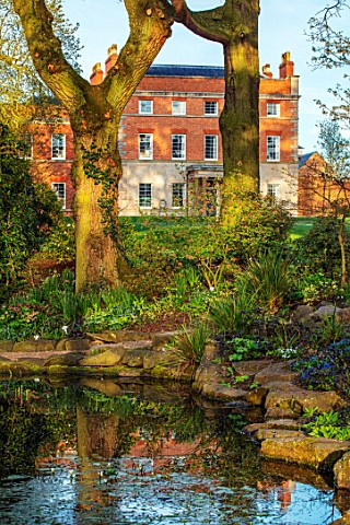MORTON_HALL_WORCESTERSHIRE_THE_HOUSE_REFLECTED_IN_THE_UPPER_POND_IN_SPRING_REFLECTION_REFLECTIONS