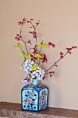 MORTON HALL, WORCESTERSHIRE: CONTAINER IN THE JAPANESE TEA HOUSE WITH SPRING FLOWERS OF ERYTHRONIUM, VIBURNUM AND AN ACER
