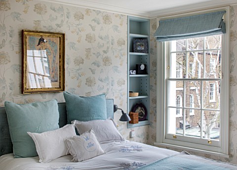LONDON_HOUSE_DESIGNED_BY_JULIE_SIMONSEN_BLUE_BEDROOM_WITH_ANTIQUE_PAINTING_ON_WALL_WALLPAPER_BY_COLE
