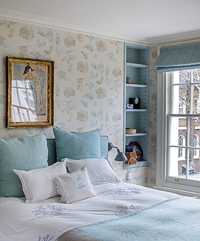 LONDON_HOUSE_DESIGNED_BY_JULIE_SIMONSEN_BLUE_BEDROOM_WITH_ANTIQUE_PAINTING_ON_WALL_WALLPAPER_BY_COLE