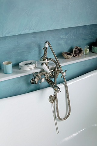 LONDON_HOUSE_DESIGNED_BY_JULIE_SIMONSEN_BLUE_BATHROOM_DETAIL_OF_VINTAGE_STYLE_TAPS_AND_SHOWER_ATTACH