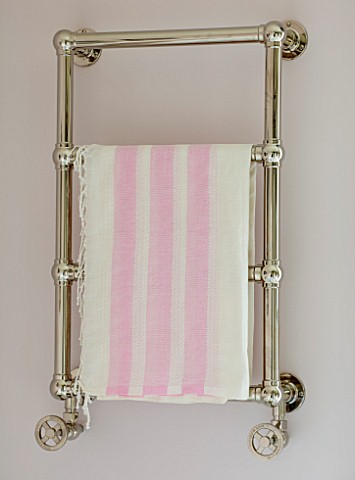 LONDON_HOUSE_DESIGNED_BY_JULIE_SIMONSEN_PINK_BATHROOM_CHROME_TOWEL_RAIL_ON_WALL_WITH_PINK_AND_WHITE_