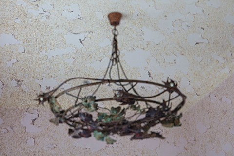 LONDON_HOUSE_DESIGNED_BY_JULIE_SIMONSEN_ANTIQUE_DANISH_METAL_CHANDELIER_WITH_FOLIAGE_DECORATION_IN_P