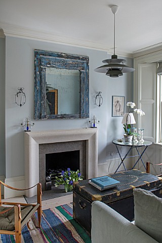 LONDON_HOUSE_DESIGNED_BY_JULIE_SIMONSEN_THE_LIVING_ROOM_DECORATED_IN_SHADES_OF_BLUE_WITH_NEW_SANDSTO