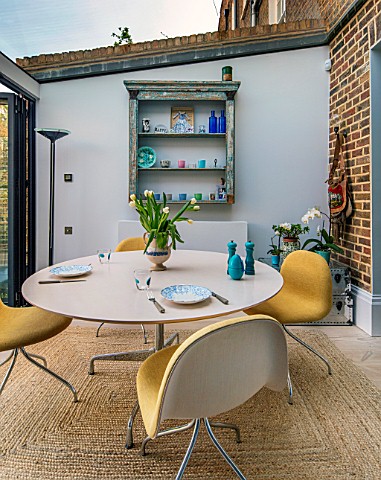LONDON_HOUSE_DESIGNED_BY_JULIE_SIMONSEN_MORNING_ROOM_WITH_EXPOSED_BRICKWORK_AND_CIRCULAR_TABLE_WITH_