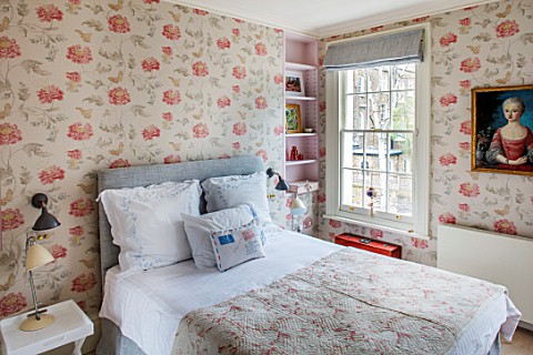 LONDON_HOUSE_DESIGNED_BY_JULIE_SIMONSEN_GUEST_BEDROOM_WITH_PAINTING_OF_YOUNG_GIRL_FOUND_AT_PARISIAN_