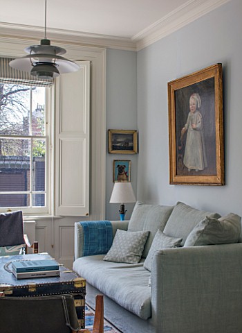 LONDON_HOUSE_DESIGNED_BY_JULIE_SIMONSEN_LIVING_ROOM_WITH_INHERITED_DUTCH_PAINTING_THAT_PROVIDED_INSP