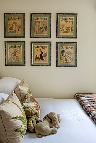 BUTTER_WAKEFIELD_HOUSE_LONDON_ZOES_BEDROOM_NEUTRAL_BACKDROP_AND_BED_LINEN_WITH_VINTAGE_WALL_PRINTS_A