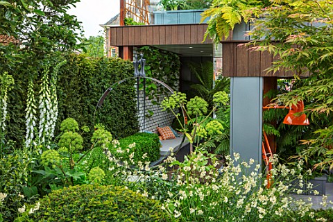 CHELSEA_FLOWER_SHOW_2017_CITY_LIVING_GARDEN_DESIGNED_BY_KATE_GOULD_MODERN_CONTEMPORARY_FOLIAGE_LIVIN