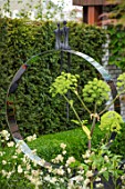 CHELSEA FLOWER SHOW 2017: CITY LIVING GARDEN DESIGNED BY KATE GOULD. MODERN, CONTEMPORARY, FOLIAGE, LIVING, WALL, GREEN, SCULPTURE, SHADE, ANGELICA, METAL