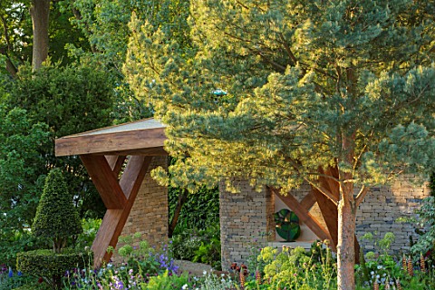 CHELSEA_FLOWER_SHOW_2017_THE_MORGAN_STANLEY_GARDEN_DESIGNED_BY_CHRIS_BEARDSHAW__COUNTRY_COTTAGE_PERG