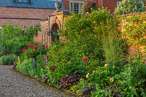 MORTON_HALL_WORCESTERSHIRE_THE_KITCHEN_GARDEN_IN_SPRING_WALL_WALLED_COUNTRY_GARDEN_ENGLISH_CLASSIC_B