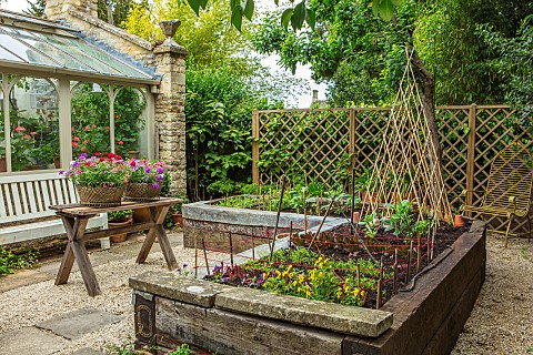 THE_LODGE_OXONDESIGNER_SUSAN_ASHTONELBOW_POTAGER_WITH_EMERGING_SALAD_CROPS_AND_BASKETS_OF_VERBENA_CL
