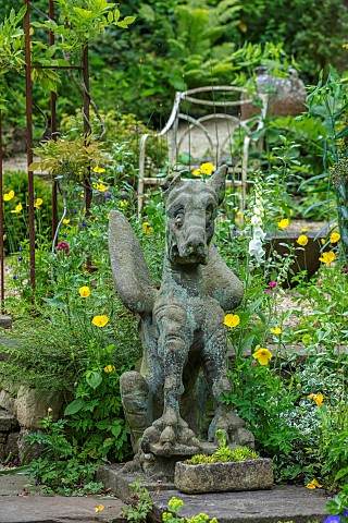 THE_LODGE_OXFORDSHIRE_DESIGNER_SUSAN_ASHTON_RAMBLING_GARDEN_WITH_STONE_DRAGON_STATUE_WITH_WELSH_POPP