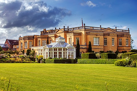 HAZELBY_HOUSE_BERKSHIRE_LAWN_CONSERVATORY_SUMMER