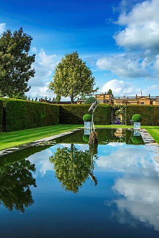 HAZELBY_HOUSE_BERKSHIRE_SUMMER_YEW_HEDGES_HEDGING_POND_POOL_WATER_FORMAL_GARDEN_STATUE_REFLECTIONS_R