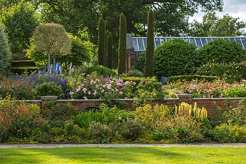 HAZELBY_HOUSE_BERKSHIRE_LAWN_BORDERS_HEDGES_HEDGING_SUMMER_GARDEN_GEUMS_ROSES_LUPINS_DELPHINIUMS_GRE
