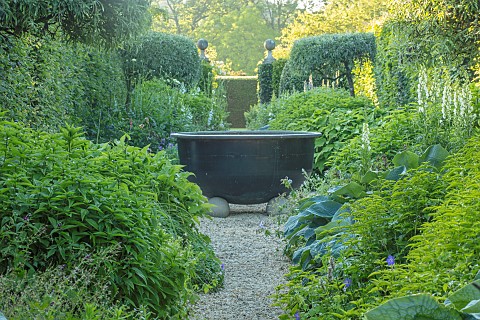 HAZELBY_HOUSE_BERKSHIRE_SUMMER_COUNTRY_GARDEN_GREEN_BORDERS_URN_WATER_FEATURE_HEDGES_HEDGING