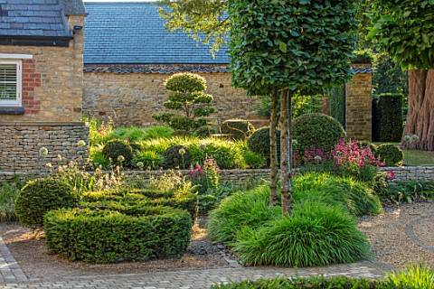 THE_OLD_RECTORY_QUINTON_NORTHAMPTONSHIRE_DESIGNER_ANOUSHKA_FEILER_FRONT_GARDEN__CLIPPED_TOPIARY_CLOU