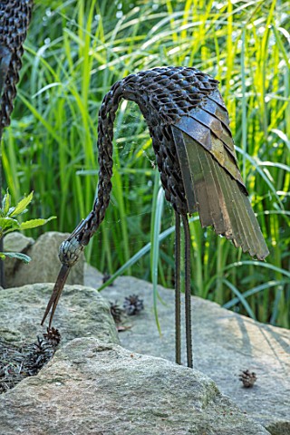 THE_OLD_RECTORY_QUINTON_NORTHAMPTONSHIRE_DESIGNER_ANOUSHKA_FEILER_METAL_BIRD_SCULPTURE_BY_WATER_ORNA