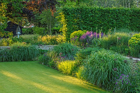 THE_OLD_RECTORY_QUINTON_NORTHAMPTONSHIRE_DESIGNER_ANOUSHKA_FEILER_LAWN_AND_PERENNIAL_PLANTING_HEDGE_