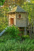 THE OLD RECTORY, QUINTON, NORTHAMPTONSHIRE: DESIGNER ANOUSHKA FEILER: WOODEN TREE HOUSE IN WOODLAND. PLAY, CHILDRENS, AREA, ENTERTAINMENT