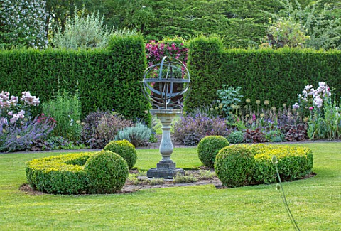 COTTAGE_ROW_DORSET_LAWN_SUNDIAL_BOX_HEDGE_BORDER_BUXUS_ORNAMENT_CLASSIC_COUNTRY_GARDEN_HEDGE