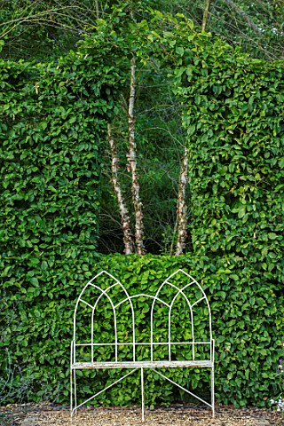 THE_OLD_RECTORY_QUINTON_NORTHAMPTONSHIRE_DESIGNER_ANOUSHKA_FEILER_WHITE_METAL_SEAT_BENCH_AND_ARCH_CU