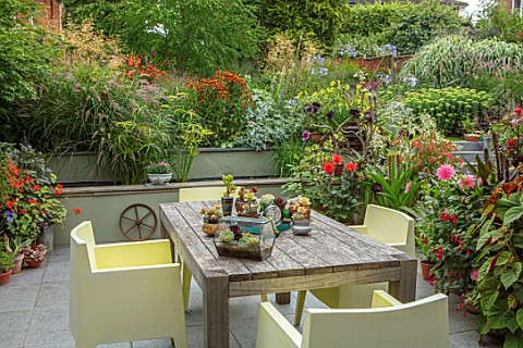 22A_THE_AVENUE_HITCHIN_HERTFORDSHIRE_DESIGNER_MARTIN_WOODS_VIEW_ONTO_TOWN_GARDEN_PATIO_TABLE_AND_CHA
