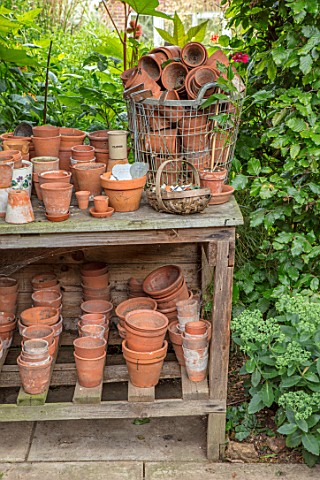 22A_THE_AVENUE_HITCHIN_HERTFORDSHIRE_DESIGNER_MARTIN_WOODS_TERRACOTTA_CONTAINERS_ON_WOODEN_BENCH_IN_