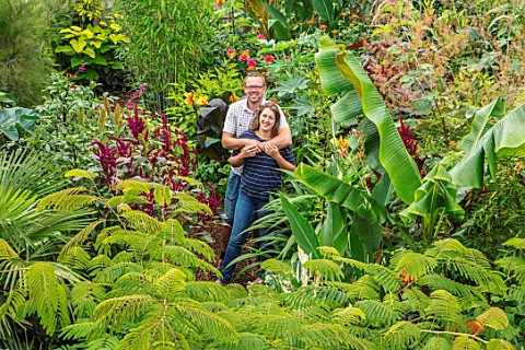 SWEETBRIAR_KENT_STEVE_EDNEY_LOUISE_DOWLE_IN_GARDEN_WITH_BIG_LEAVES_AND_FOLIAGE_OF_PLANTS_GREEN_PEOPL