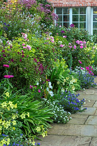 MORTON_HALL_WORCESTERSHIRE_SOUTH_GARDEN_BORDER_WITH_NICOTIANA_LIME_GREEN_COSMOS_SONATA_WHITE_PINK_CA