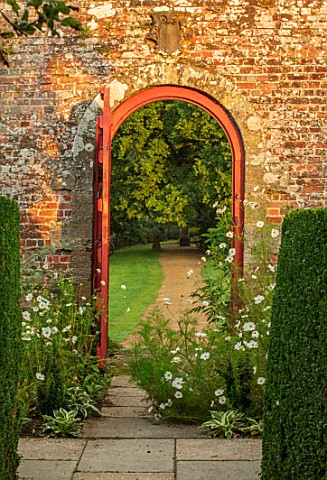 PARHAM_SUSSEX_GATE_IN_THE_WALLED_GARDEN_WITH_COSMOS_PURITY_FLOWERS_COUNTRY_ENGLISH_FRAME_VIEW_THROUG