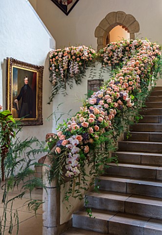 LEEDS_CASTLE_KENT_MAIN_STAIRCASE_PEACH_ROSES_FROM_MEIJER_HOLLAND_BY_STYLIST_PHILLIP_HAMMOND_ROSES_RO