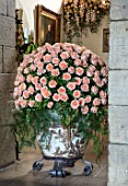 LEEDS CASTLE, KENT: CONTAINER IN HALLWAY, PEACH ROSES FROM MEIJER, HOLLAND, BY STYLIST PHILLIP HAMMOND, ROSES, ROSA PEARL AVALANCHE
