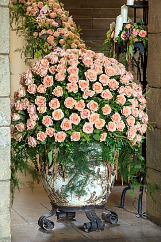 LEEDS_CASTLE_KENT_CONTAINER_IN_HALLWAY_PEACH_ROSES_FROM_MEIJER_HOLLAND_BY_STYLIST_PHILLIP_HAMMOND_RO