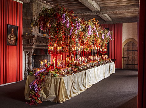 LEEDS_CASTLE_KENT_THE_DINING_ROOM_TABLE_WITH_CANDLES_FLOWERS_ORCHIDS_CHINESE_LANTERNS_PINK_RED_CREAM