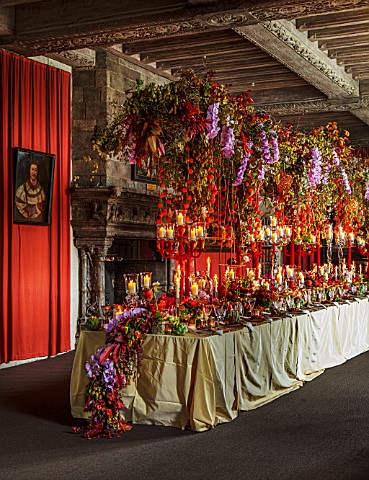 LEEDS_CASTLE_KENT_THE_DINING_ROOM_TABLE_WITH_CANDLES_FLOWERS_ORCHIDS_CHINESE_LANTERNS_PINK_RED_CREAM