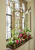 LEEDS CASTLE, KENT: WINDOW FLORAL ARRANGEMENT WITH FENNEL, ROSES, ORCHIDS