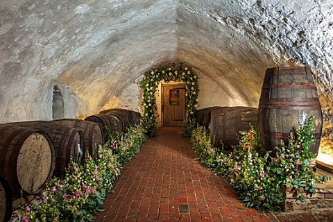 LEEDS_CASTLE_KENT_CELLAR_FLORAL_DESIGNER_JO_MOODY_OF_MOODY_BLOOMS_ARCHWAY_WITH_WHITE_FRAGRANT_ROSE_R