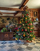 BADDESLEY CLINTON, WARWICKSHIRE: THE NATIONAL TRUST- CHRISTMAS, 15TH AND 16TH CENTURY MOATED MANOR HOUSE. GREAT HALL, CHRISTMAS TREE