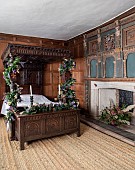 BADDESLEY CLINTON, WARWICKSHIRE: THE NATIONAL TRUST- CHRISTMAS, 15TH AND 16TH CENTURY MOATED MANOR HOUSE. HENRY FERRERS BEDROOM, FOUR POSTER BED, FIREPLACE