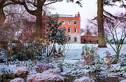 MORTON_HALL_WORCESTERSHIRE_WINTER__FROST_SNOW_LAWN_VIEW_OF_HOUSE_ENGLISH_COUNTRY_GARDEN_COLD_DECEMBE